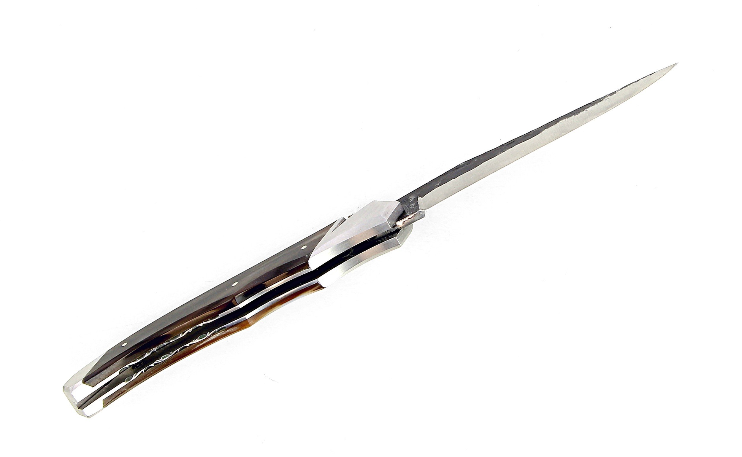 Ce couteau de Laguiole Tribal pliant est doté d'un manche de 12 cm en YYY protégé par deux mitres inox, et de platines guillochées.