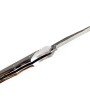 Ce couteau de Laguiole Tribal pliant est doté d'un manche de 12 cm en YYY protégé par deux mitres inox, et de platines guillochées.