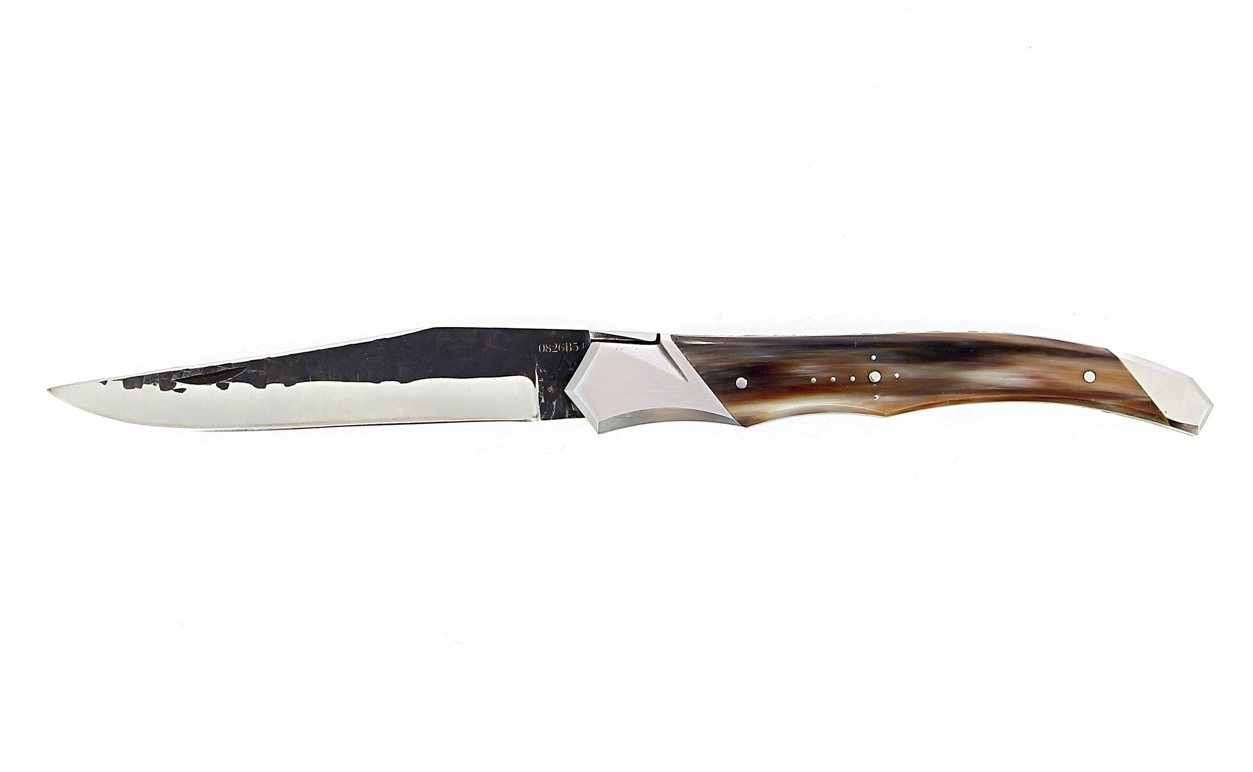 Ce couteau de Laguiole Tribal pliant est doté d'un manche de 12 cm en YYY protégé par deux mitres inox, et de platines guillochées.