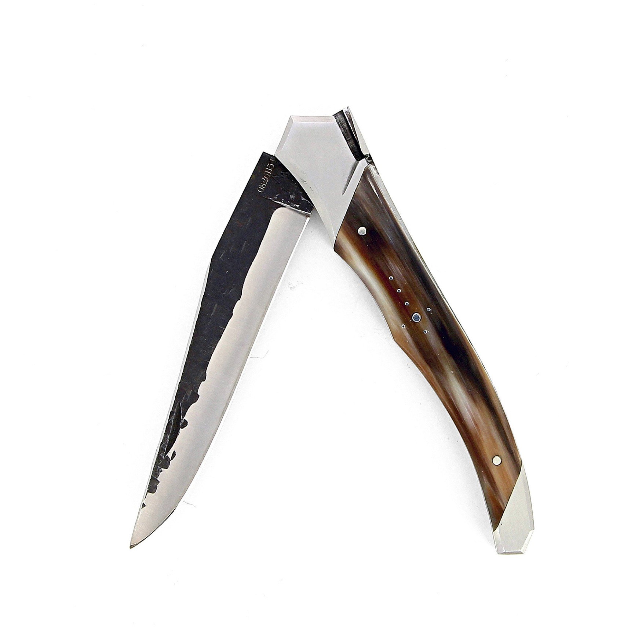 Ce couteau de Laguiole Tribal pliant est doté d'un manche de 12 cm en YYY protégé par deux mitres inox, et de platines guillochées.