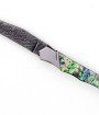 Ce couteau de Laguiole Tribal pliant est doté d'un manche de 12 cm en abalone protégé par deux mitres inox, et de platines guillochées.