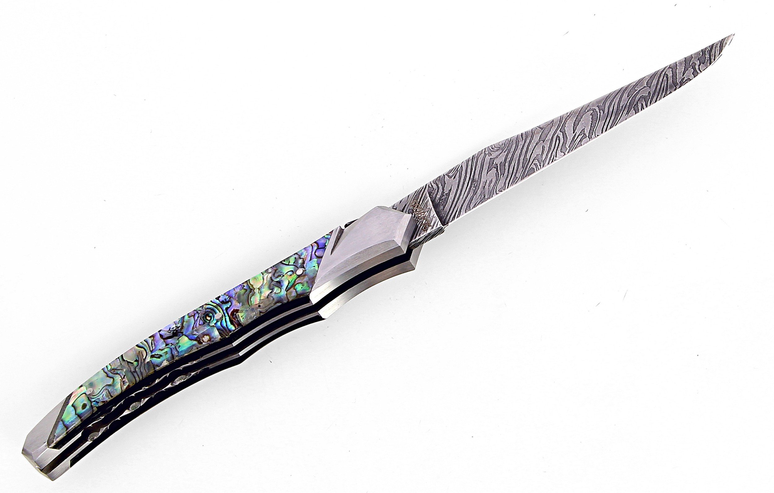Ce couteau de Laguiole Tribal pliant est doté d'un manche de 12 cm en abalone protégé par deux mitres inox, et de platines guillochées.