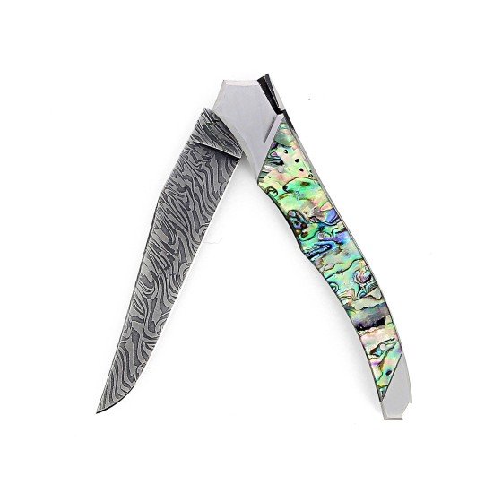 Ce couteau de Laguiole Tribal pliant est doté d'un manche de 12 cm en abalone protégé par deux mitres inox, et de platines guillochées.