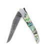 Ce couteau de Laguiole Tribal pliant est doté d'un manche de 12 cm en abalone protégé par deux mitres inox, et de platines guillochées.
