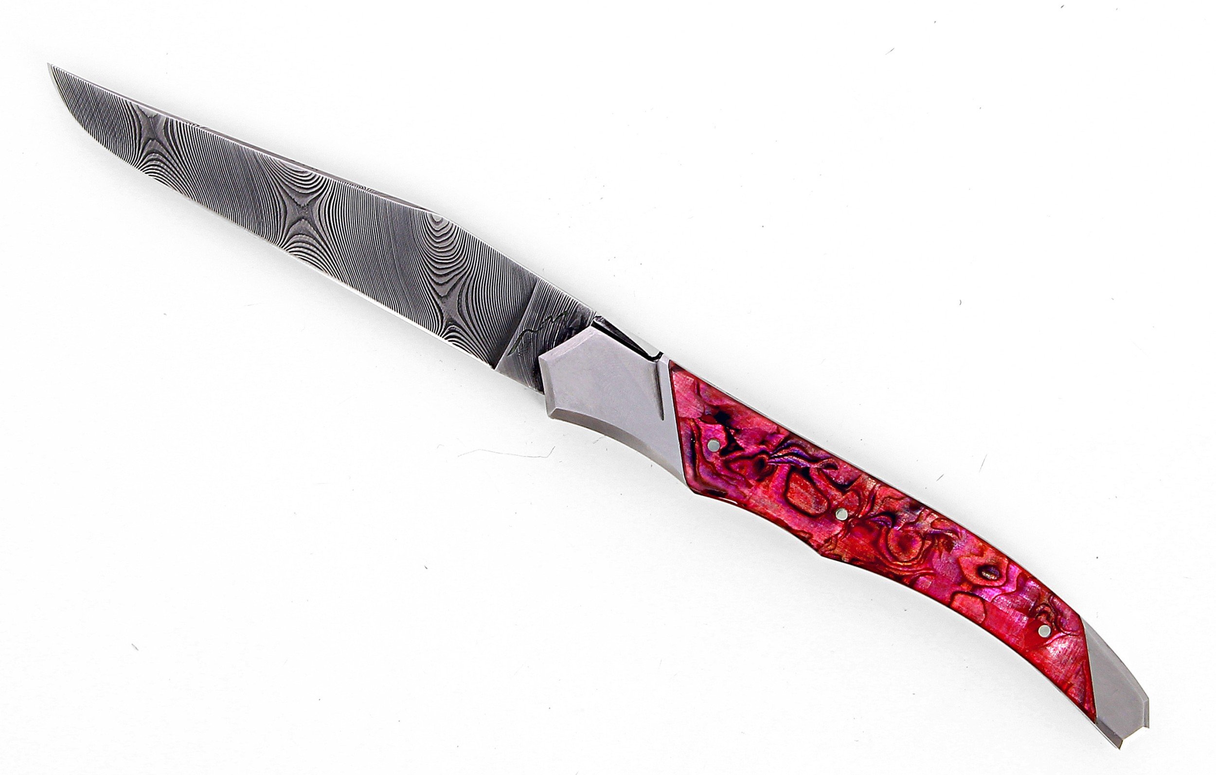 Laguiole Tribal 12 cm Abeille Forgée manche en abalone rouge et deux mitres inox platines guillochées lame damas inox