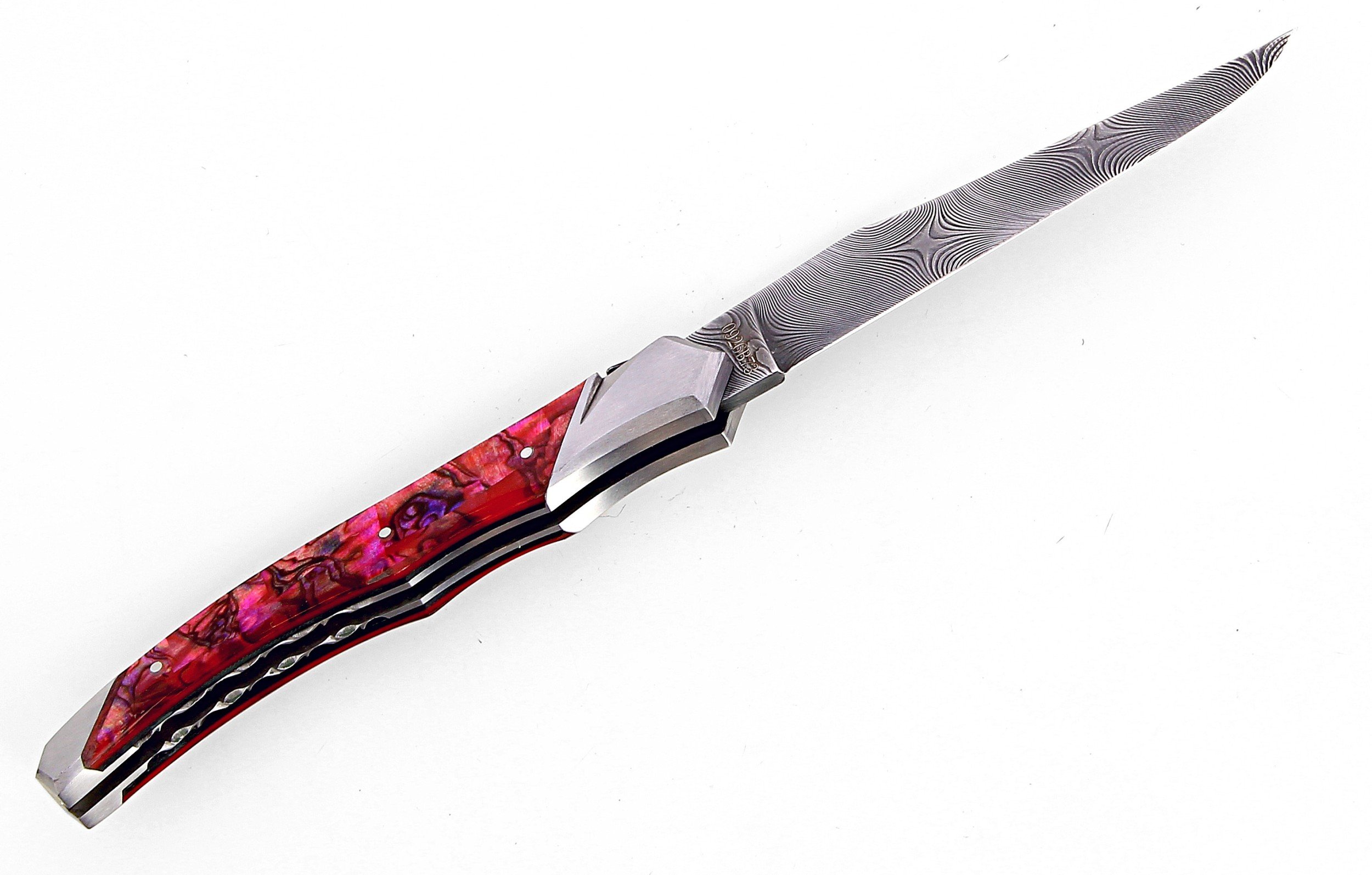 Laguiole Tribal 12 cm Abeille Forgée manche en abalone rouge et deux mitres inox platines guillochées lame damas inox