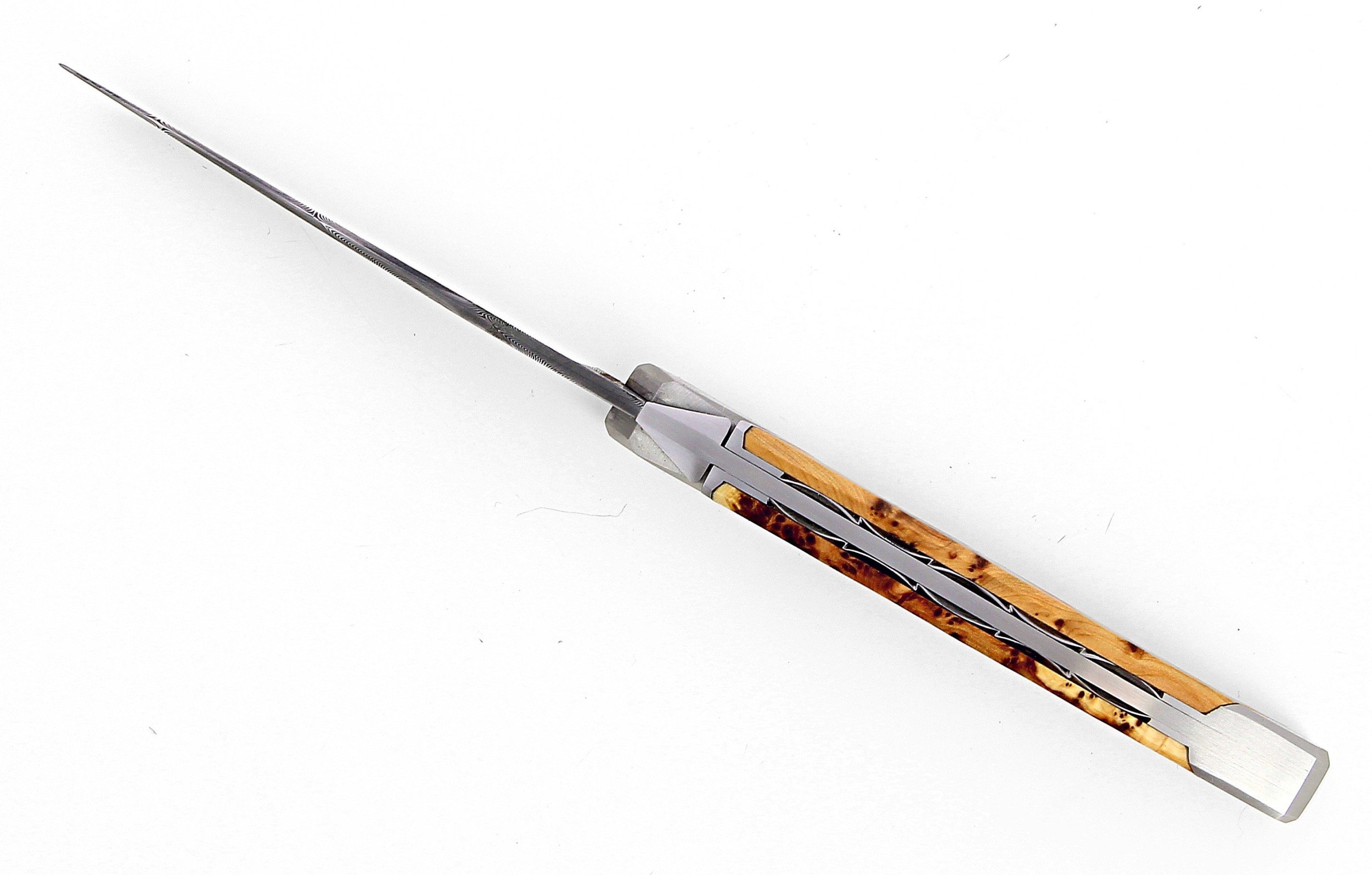 Laguiole Tribal 12 cm Abeille Forgée manche en bois de cade et deux mitres inox platines guillochées lame damas inox