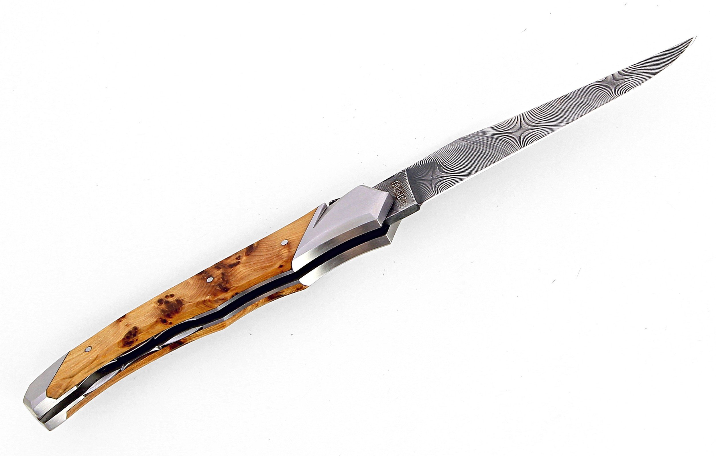 Laguiole Tribal 12 cm Abeille Forgée manche en bois de cade et deux mitres inox platines guillochées lame damas inox