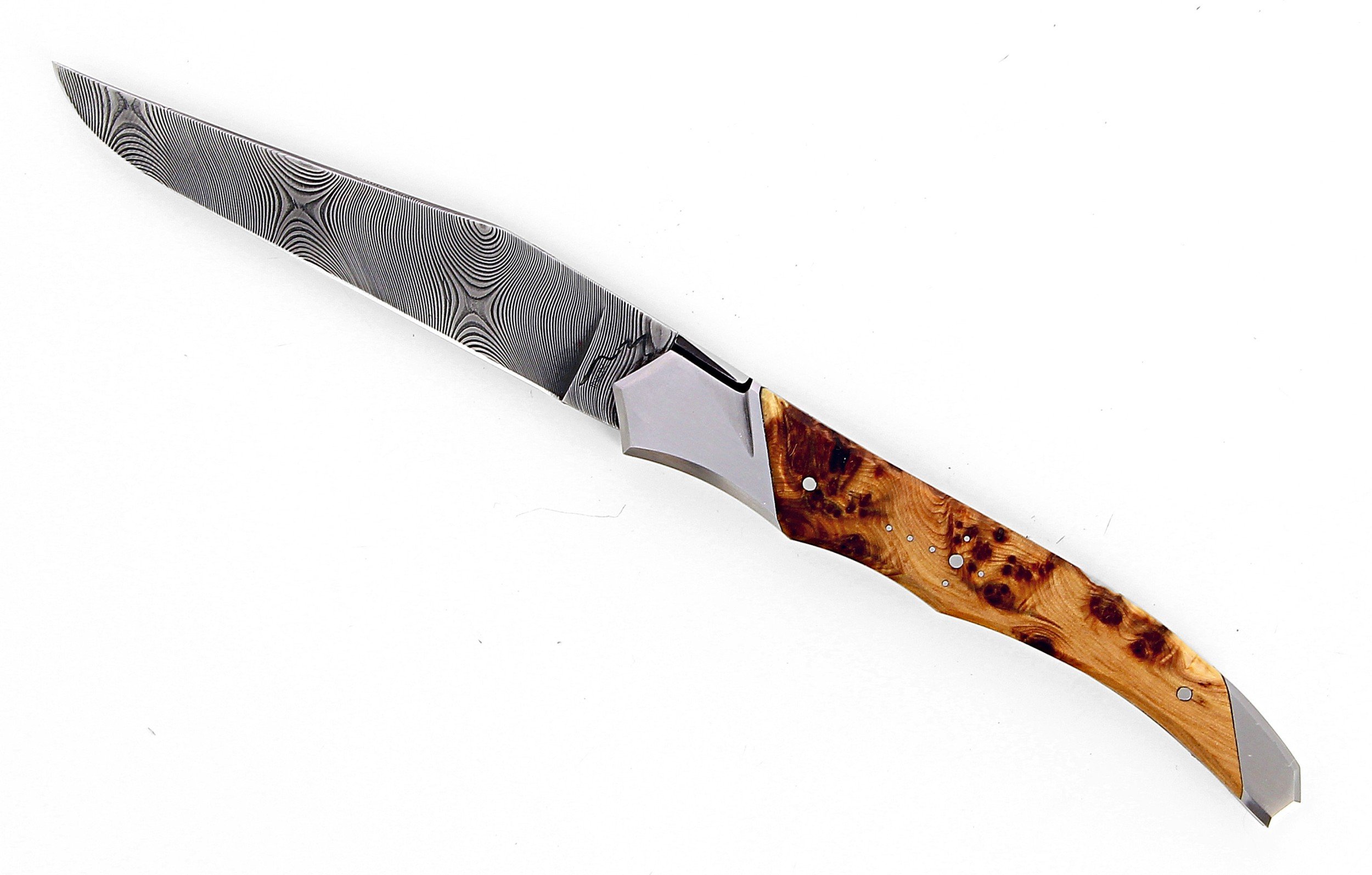 Laguiole Tribal 12 cm Abeille Forgée manche en bois de cade et deux mitres inox platines guillochées lame damas inox