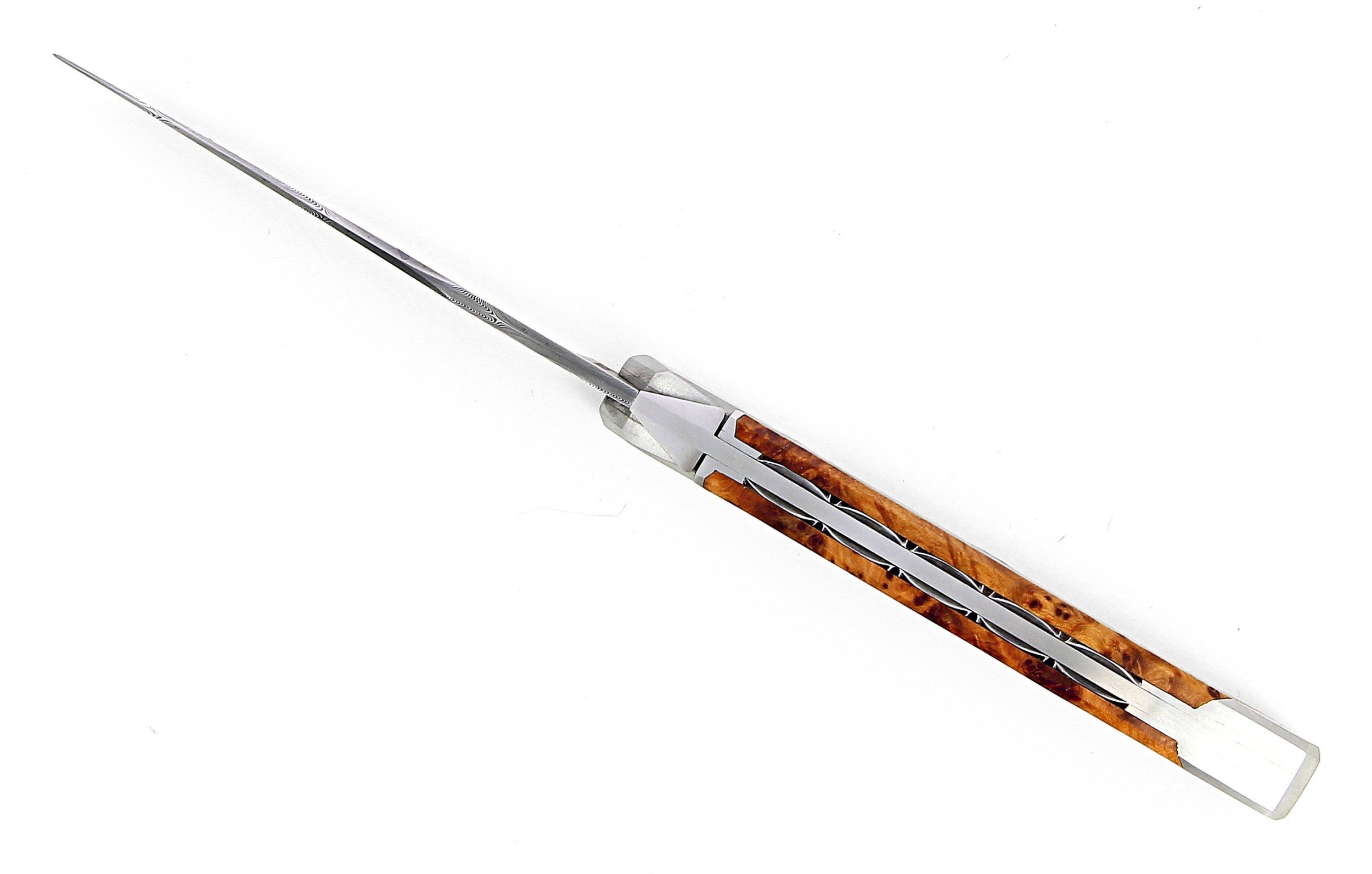 Laguiole Tribal 12 cm Abeille Forgée manche en bois de cade et deux mitres inox platines guillochées lame damas inox