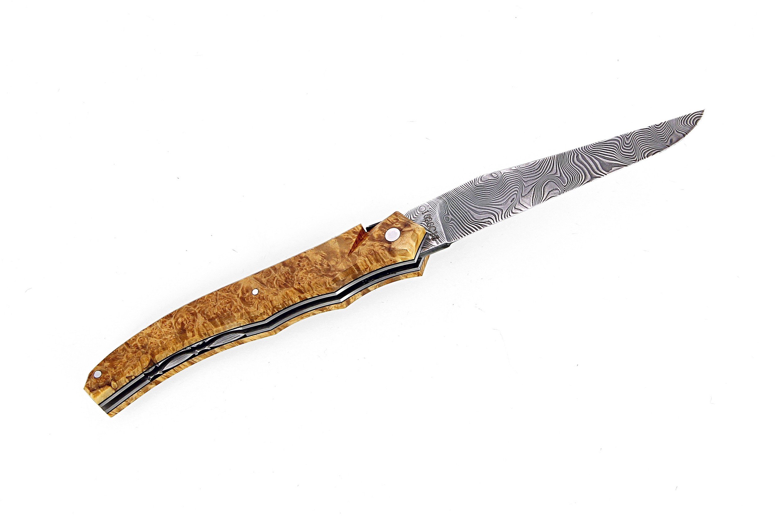 laguiole-tribal-12-cm-abeille-forgee-plein-manche-en-erable-negundio-et-platines-guillochees-lame-damas-carbone