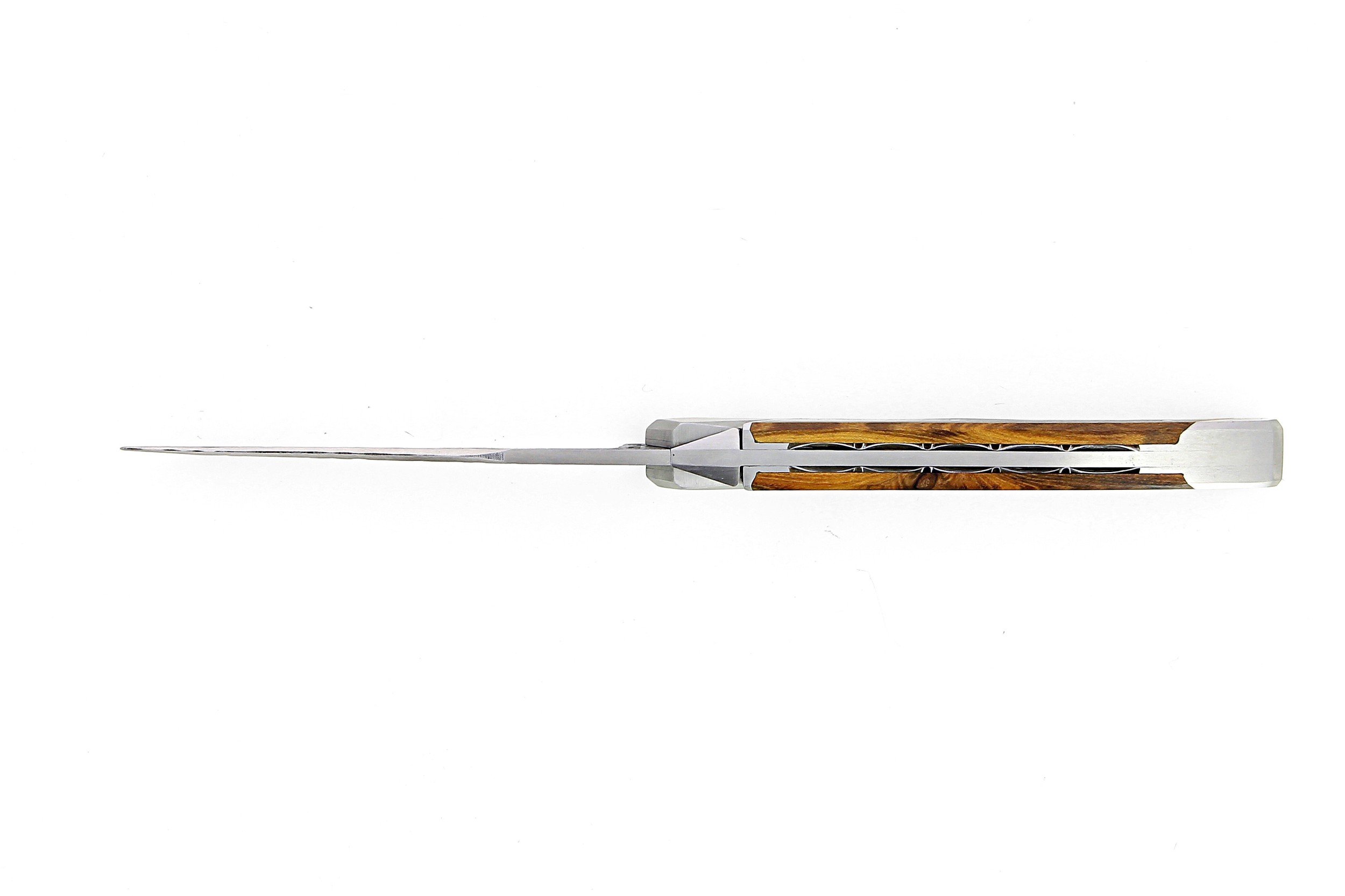 laguiole-tribal-12-cm-abeille-forgee-manche-en-bois-de-pistachier-deux-mitres-inox-platines-guillochees-et-lame-brute-de-forge