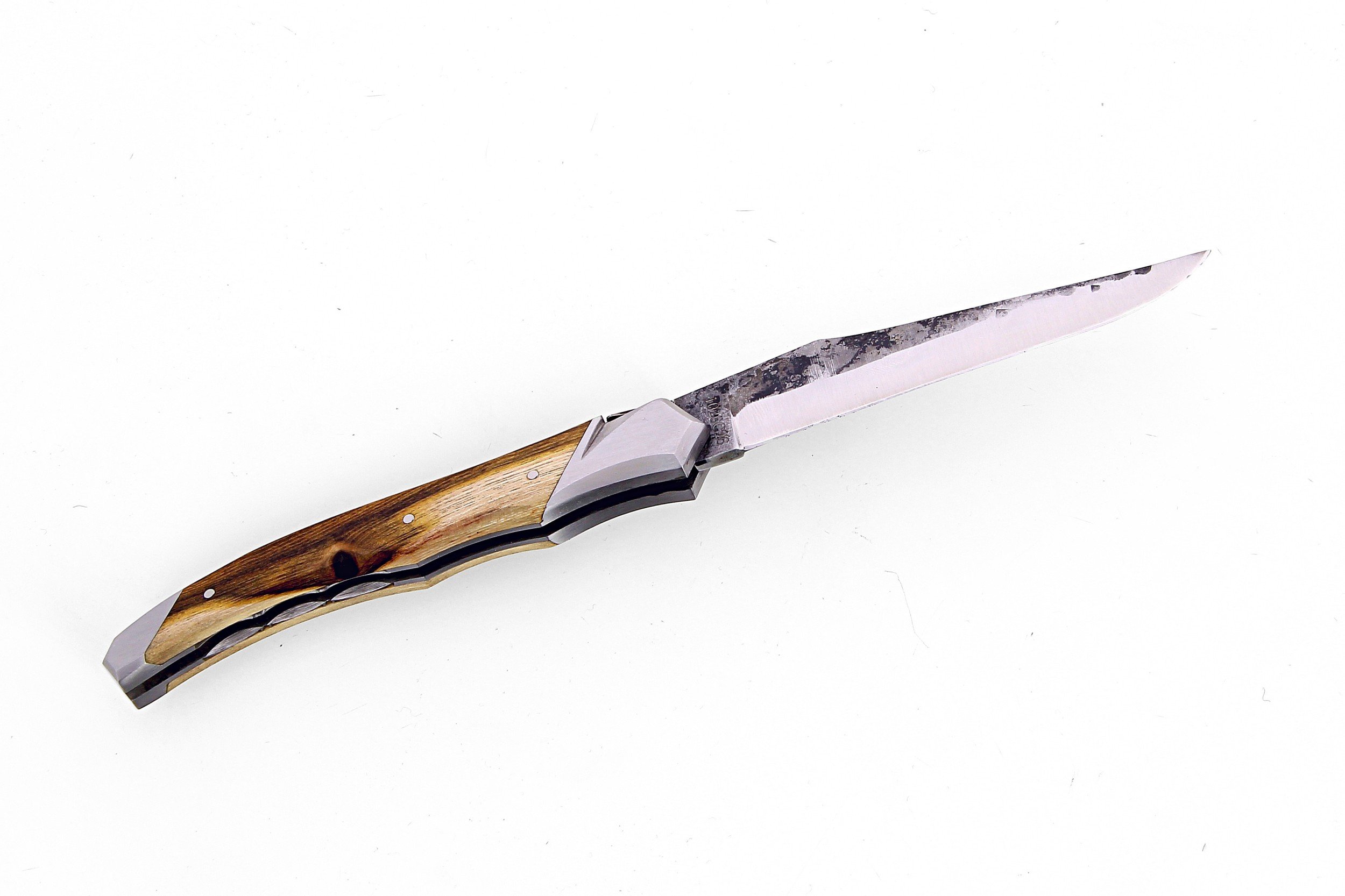 laguiole-tribal-12-cm-abeille-forgee-manche-en-bois-de-pistachier-deux-mitres-inox-platines-guillochees-et-lame-brute-de-forge