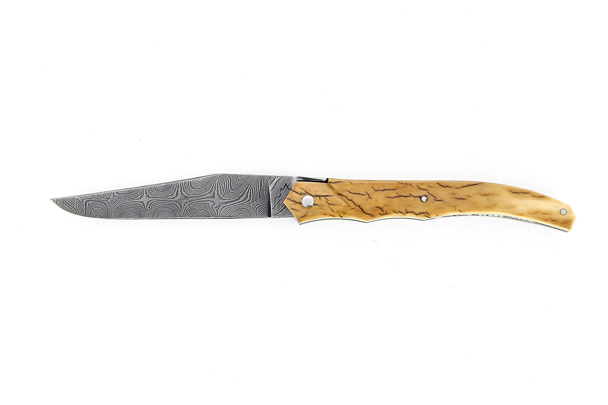 Laguiole Tribal pliant 12cm plein manche en ivoire de mammouth, platines guillochées et lame damas carbone