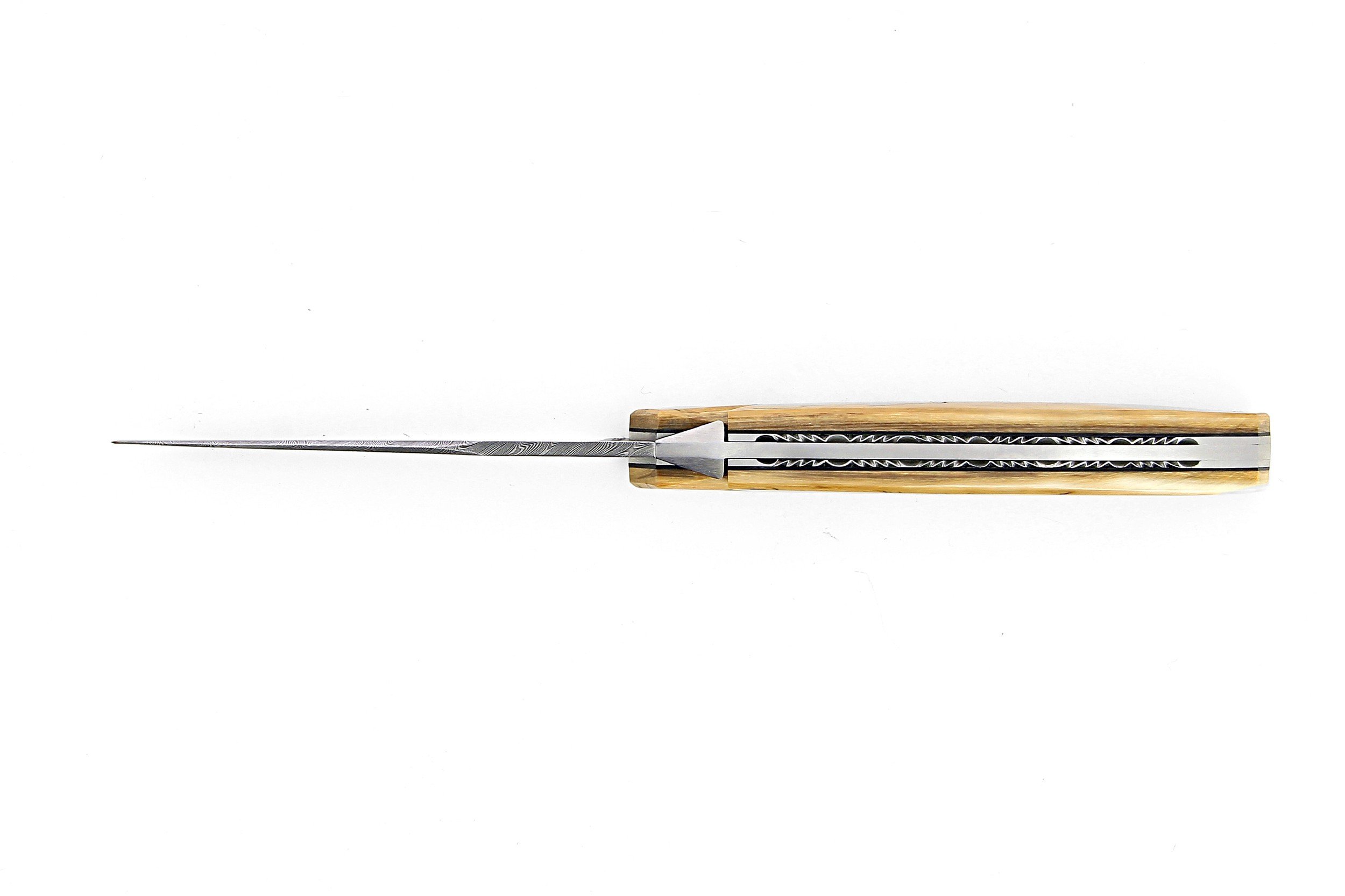 Laguiole Tribal pliant 12cm plein manche en ivoire de mammouth, platines guillochées et lame damas carbone