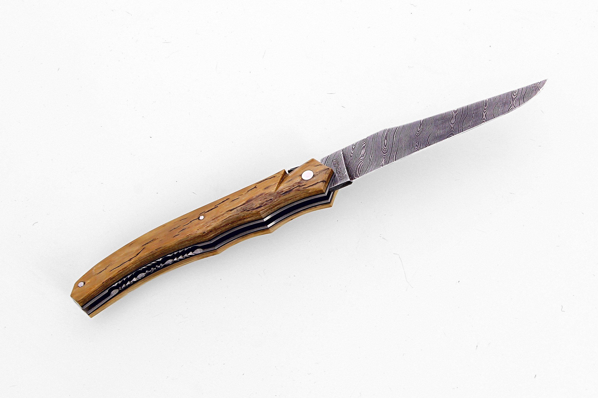 Laguiole Tribal pliant 12cm plein manche en ivoire de mammouth, platines guillochées et lame damas carbone