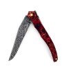 Ce couteau de Laguiole Tribal pliant est doté d'un plein manche de 12 cm en loupe d'erable négundo stabilisé, de platines guillochées et monté avec une lame damas carbone.