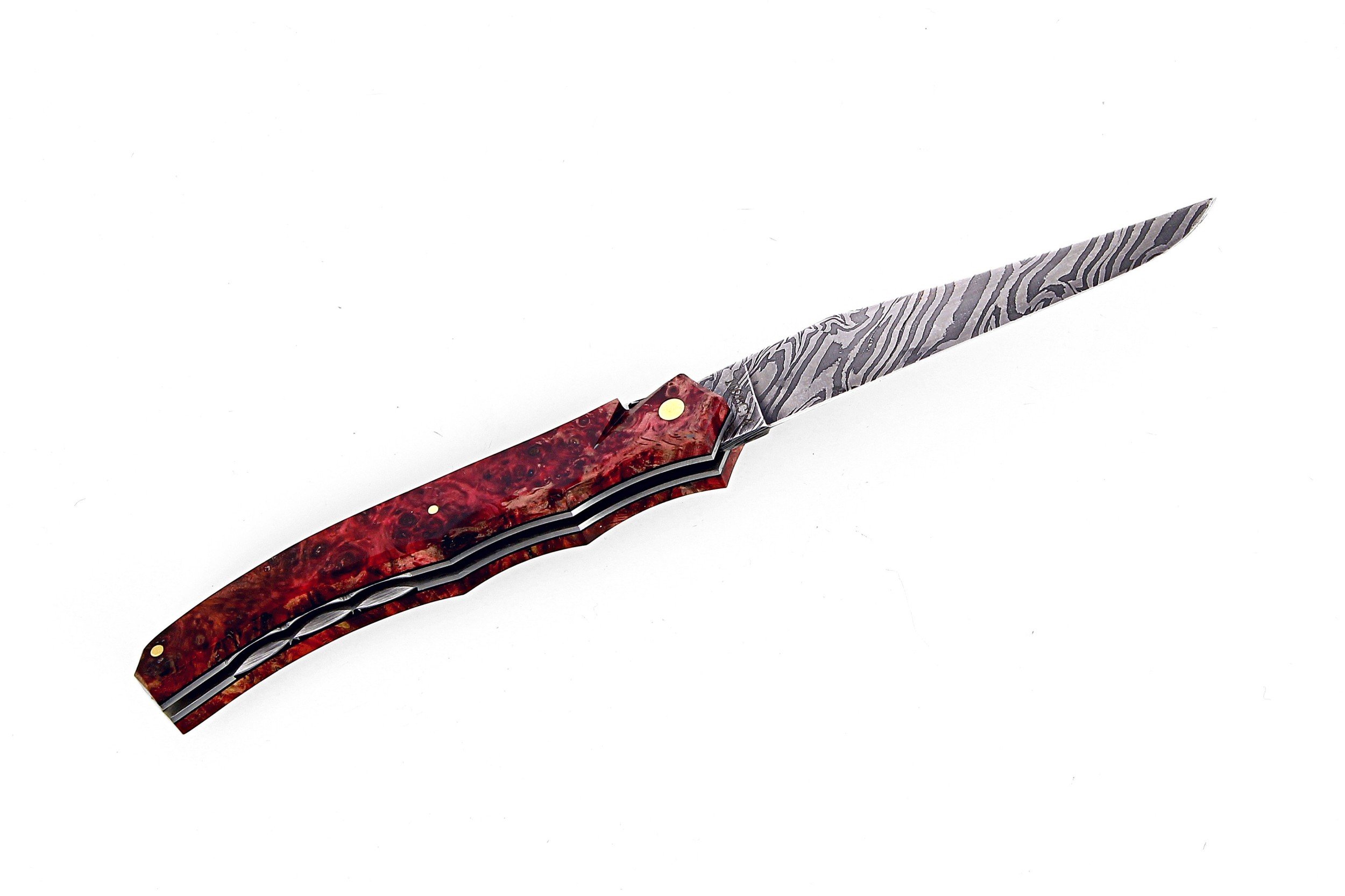 Ce couteau de Laguiole Tribal pliant est doté d'un plein manche de 12 cm en loupe d'erable négundo stabilisé, de platines guillochées et monté avec une lame damas carbone.