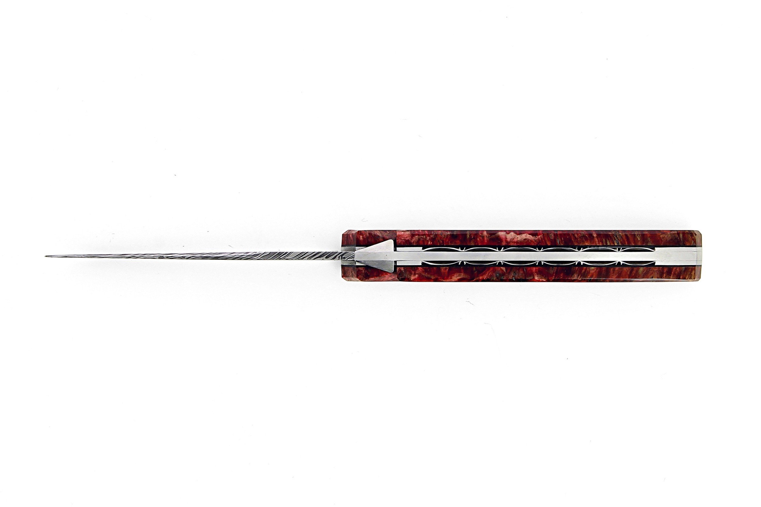 Ce couteau de Laguiole Tribal pliant est doté d'un plein manche de 12 cm en loupe d'erable négundo stabilisé, de platines guillochées et monté avec une lame damas carbone.