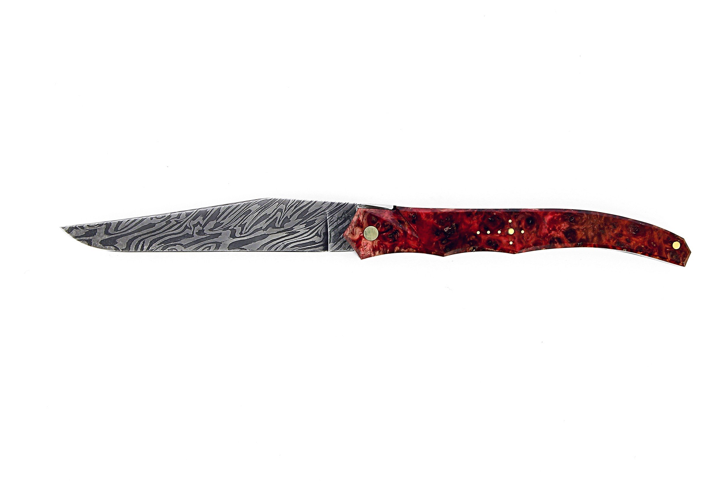 Ce couteau de Laguiole Tribal pliant est doté d'un plein manche de 12 cm en loupe d'erable négundo stabilisé, de platines guillochées et monté avec une lame damas carbone.
