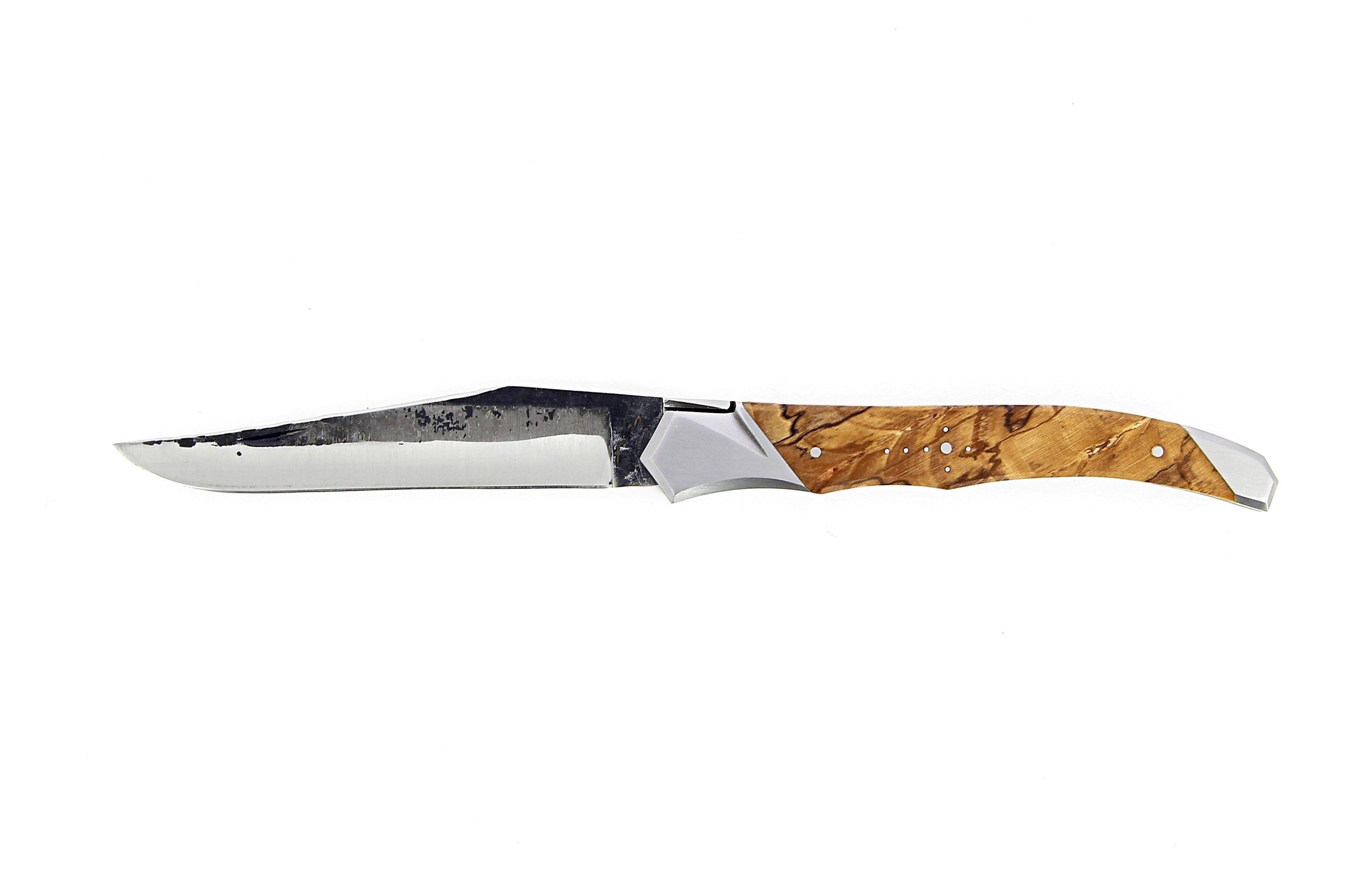 Laguiole Tribal 12 cm Abeille Forgée manche en bois de hêtre échauffé, deux mitres inox, platines guillochées et lame brute de forge