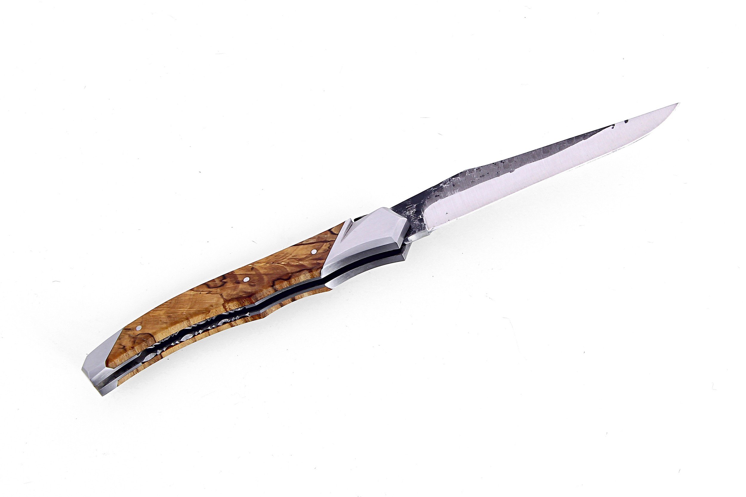 Laguiole Tribal 12 cm Abeille Forgée manche en bois de hêtre échauffé, deux mitres inox, platines guillochées et lame brute de forge