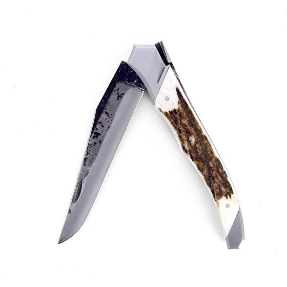 Laguiole Tribal 12 cm Abeille Forgée manche en bois de cerf, deux mitres inox platines guillochées et lame brute de forge