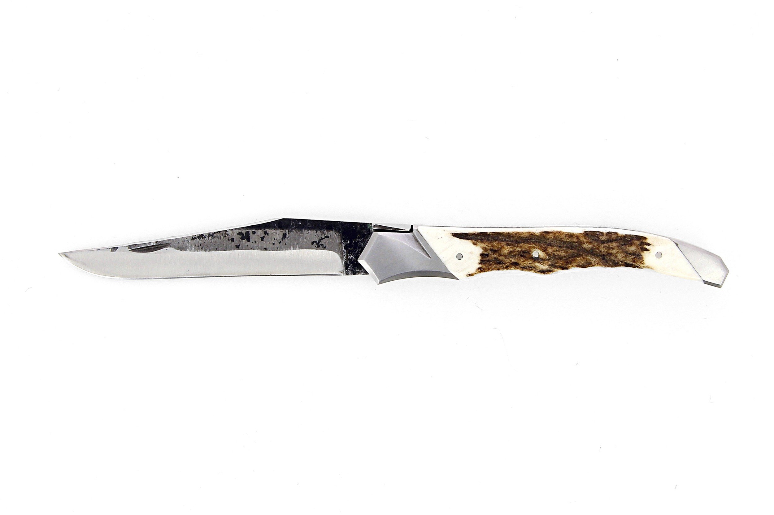 Laguiole Tribal 12 cm Abeille Forgée manche en bois de cerf, deux mitres inox platines guillochées et lame brute de forge
