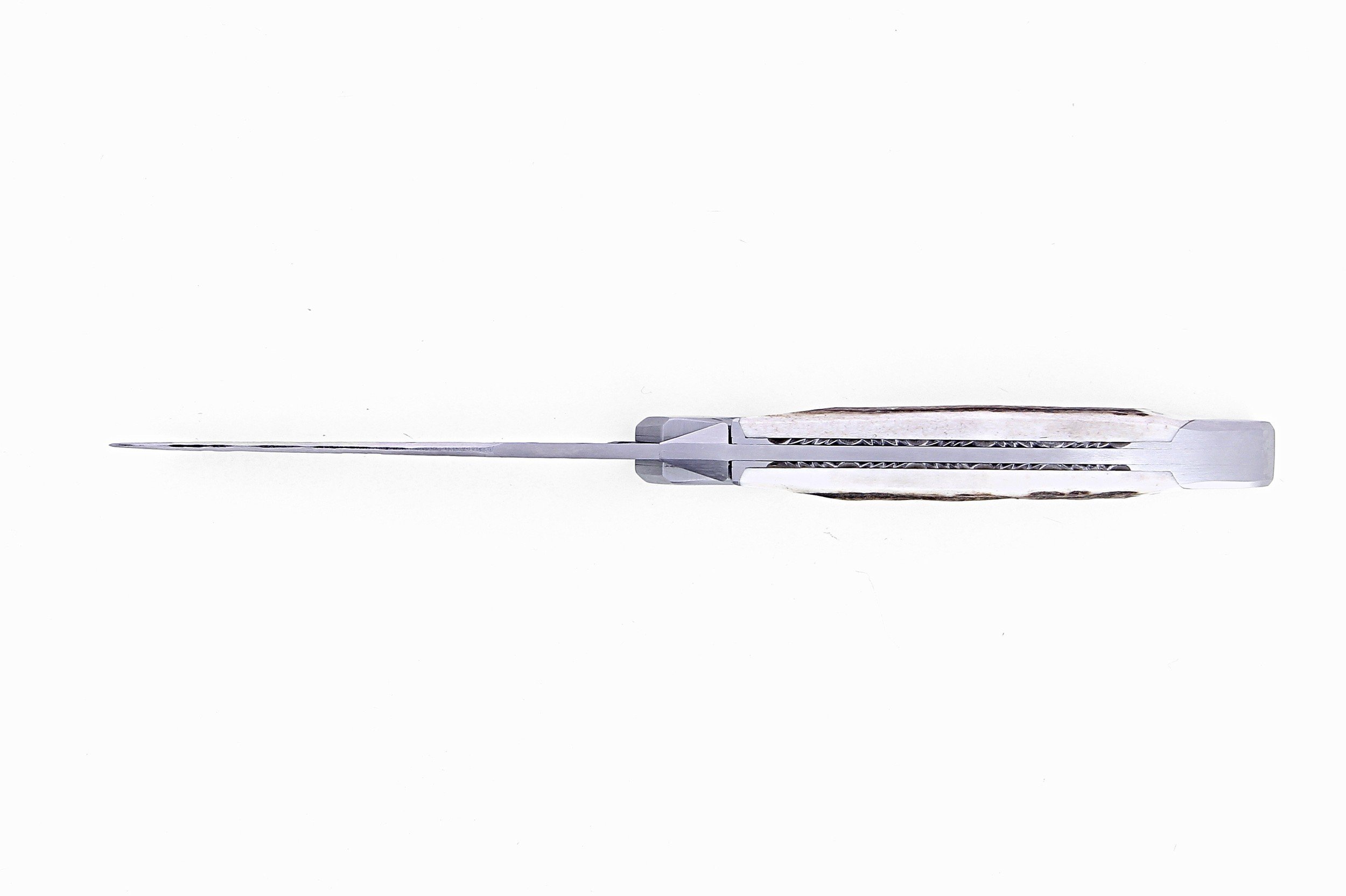 Laguiole Tribal 12 cm Abeille Forgée manche en bois de cerf, deux mitres inox platines guillochées et lame brute de forge