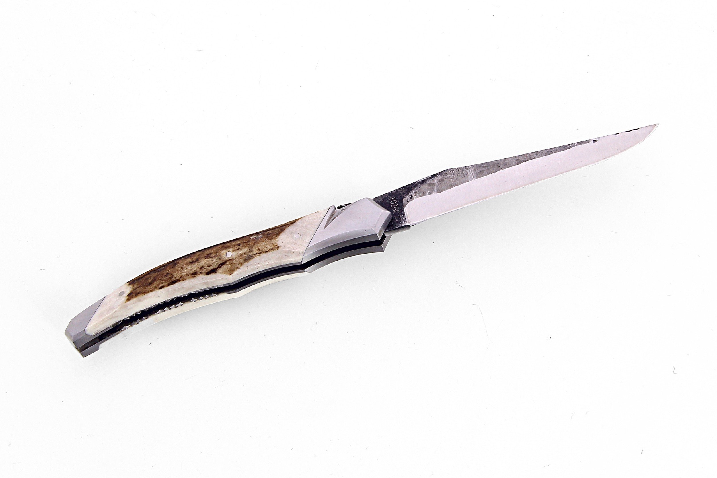 Laguiole Tribal 12 cm Abeille Forgée manche en bois de cerf, deux mitres inox platines guillochées et lame brute de forge
