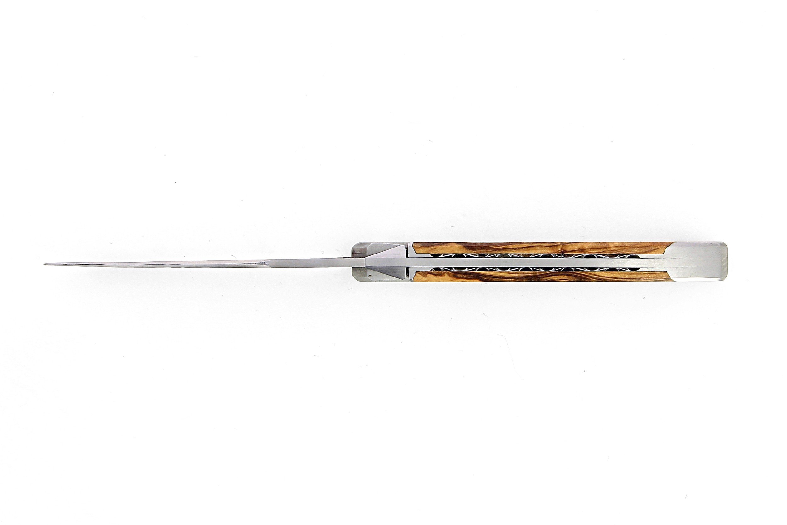 Laguiole Tribal 12 cm Abeille Forgée manche en bois olivier, deux mitres inox, platines guillochées et lame brute de forge