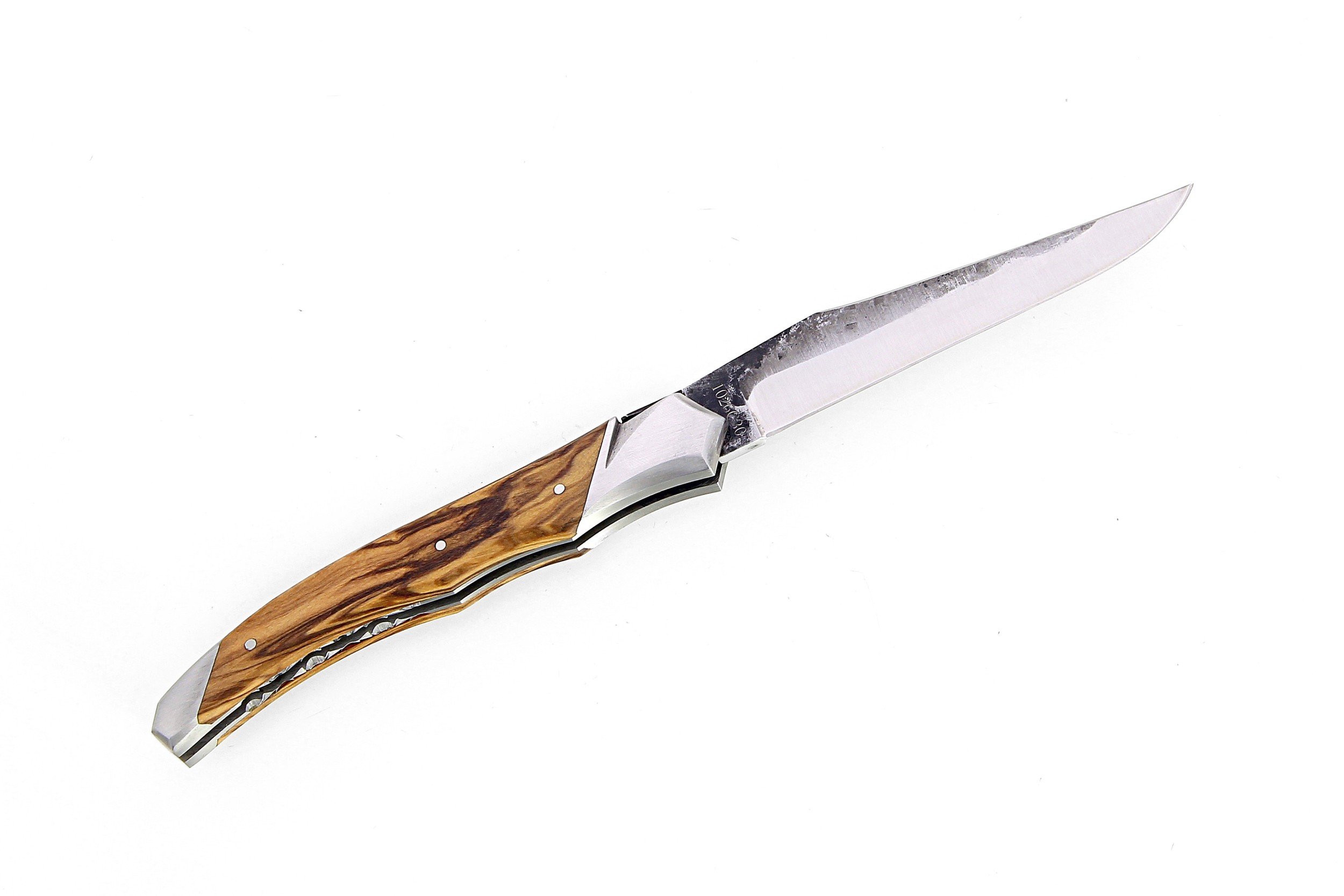 Laguiole Tribal 12 cm Abeille Forgée manche en bois olivier, deux mitres inox, platines guillochées et lame brute de forge
