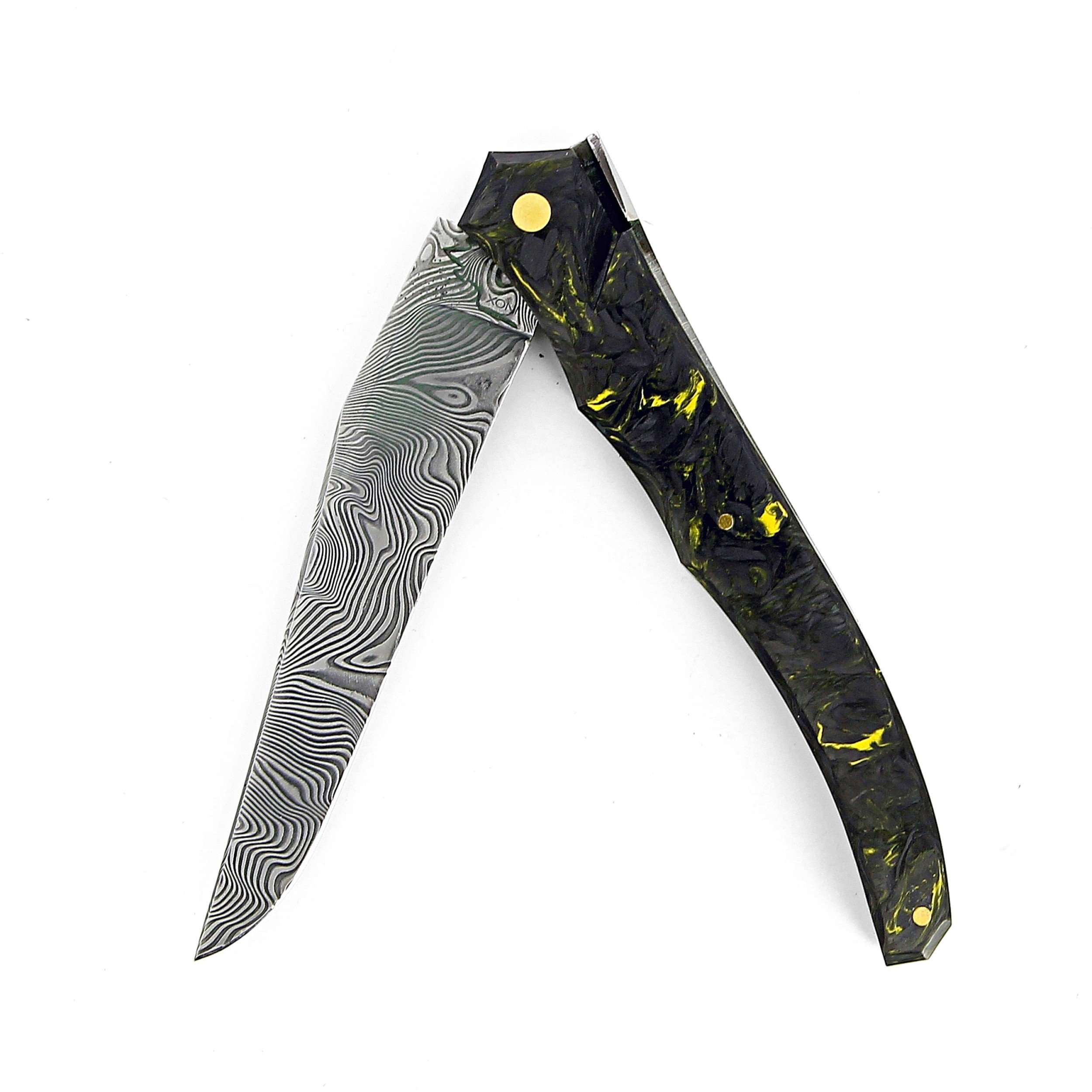 Laguiole Tribal 12 cm Abeille Forgée plein manche en fibre de carbone damasé et jaune, platines guillochées lame damas cinox