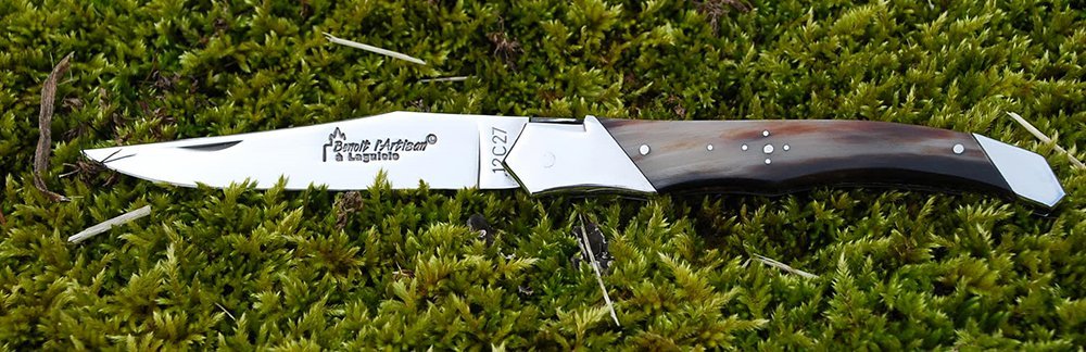 Laguiole Tribal pliant 12 cm, platines guillochées, manche en corne massive blonde, mitres inox polies